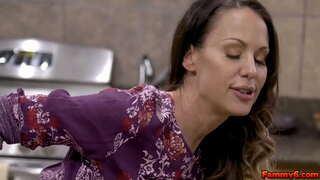 Vruća crnka Mackenzie Li dobiva malo DNK iz mladog pastuha i čini ga cum