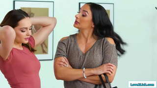 Kod bujnih grudi maćeha i stepdaughters tajni roman, a djevojčica se ušulja u sobu milf, i ljube se.Španski обводит joj, i ona liže svoju pussy