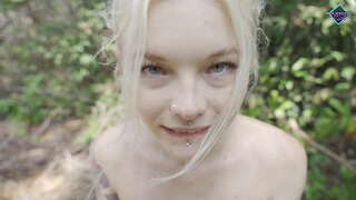 Calenta adolescent xucla gran dick en el bosc. Karneli Bandi