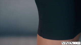 BUSTY Descarada babe sedueix cap