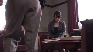 Симпатичный жапон кеңсе періште ұсынады минет өзінің боссу бұрын намочить оның іш киім және ұрық жылғы Хью