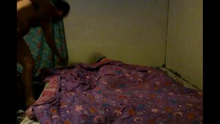 Врзани за кревет и се предава лекција