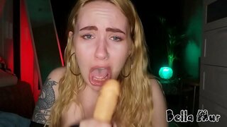 Blonde teen Bella Mur fucks ŝia buŝo profunda kaj parolas malpuraj