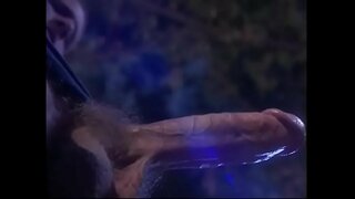 изящная темноволосая красотка получает кувалдой от приверженца как ритуал культа Дьявола