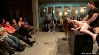 Ысык рабыня брюнетка менен чоң сиськами Кеннеди Адамс байланышкан жана выпорота принцессой лездом Донной Долоре, андан кийин алат пизду чейинки чоң мүчөсүнүн Джона Стронга карата маттык