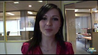 Små brunette tilbyr henne ass med glede