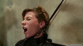 Привязанную рабыню милфу брюнетку Ариэль Икс прижимают к освещенному столу, ә аннары приковывают чылбыр һәм трахают бу анал дилдо на палочке кулында осталары Орландо